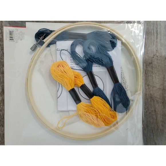 Embroidery Kit Bumblebee Honeybee 8-1/4" diameter hoop with all materials NEW - Picture 4 of 4
